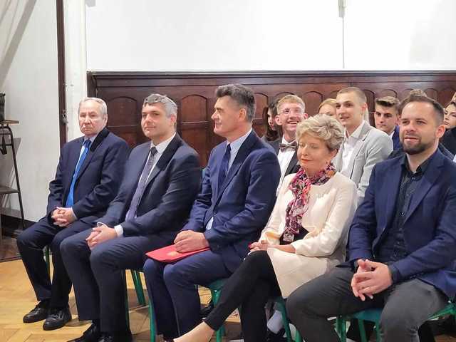 [FOTO] Najlepsi uczniowie klas maturalnych w naszym powiecie zostali wyróżnieni podczas uroczystego zakończenia roku