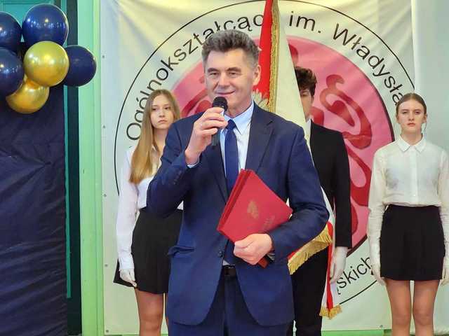 [FOTO] Najlepsi uczniowie klas maturalnych w naszym powiecie zostali wyróżnieni podczas uroczystego zakończenia roku