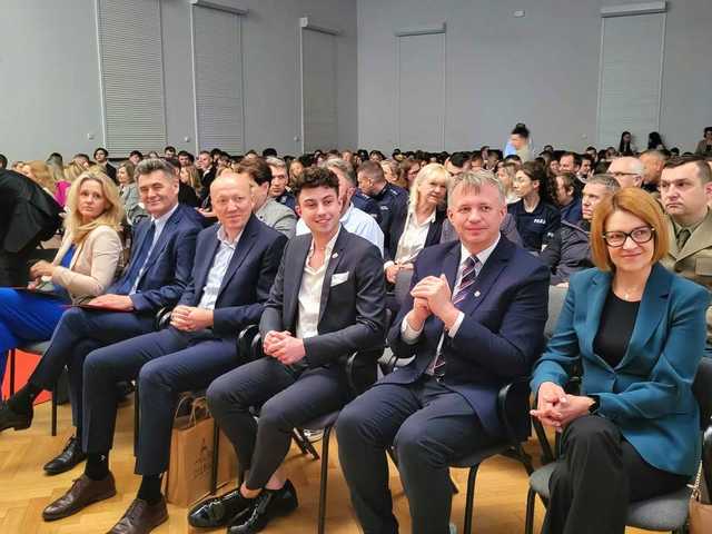 [FOTO] Najlepsi uczniowie klas maturalnych w naszym powiecie zostali wyróżnieni podczas uroczystego zakończenia roku
