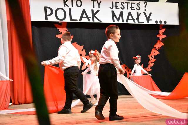 [FOTO] Pierwsza uroczystość z okazji Święta Konstytucji 3 maja za nami! Przedszkolaki z Ząbkowic oczarowali publiczność swoją akademią 