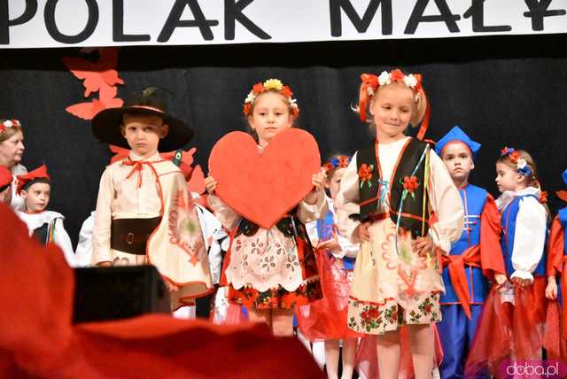 [FOTO] Pierwsza uroczystość z okazji Święta Konstytucji 3 maja za nami! Przedszkolaki z Ząbkowic oczarowali publiczność swoją akademią 