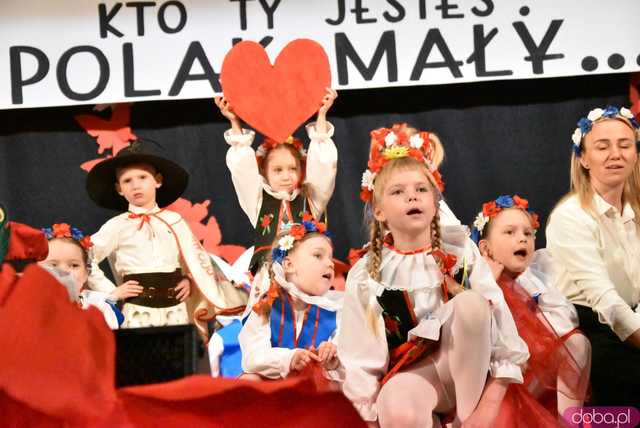 [FOTO] Pierwsza uroczystość z okazji Święta Konstytucji 3 maja za nami! Przedszkolaki z Ząbkowic oczarowali publiczność swoją akademią 