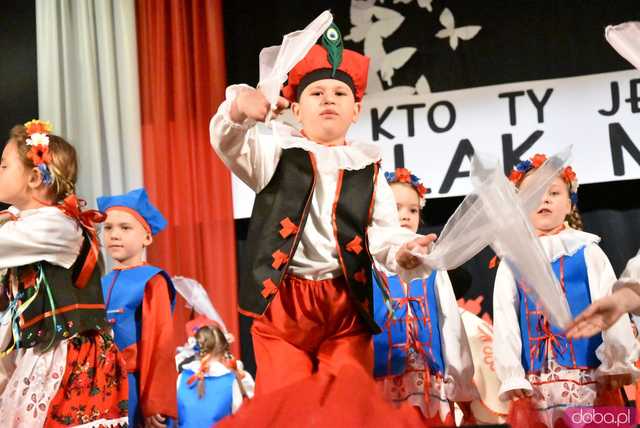 [FOTO] Pierwsza uroczystość z okazji Święta Konstytucji 3 maja za nami! Przedszkolaki z Ząbkowic oczarowali publiczność swoją akademią 