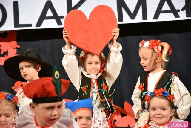 [FOTO] Pierwsza uroczystość z okazji Święta Konstytucji 3 maja za nami! Przedszkolaki z Ząbkowic oczarowali publiczność swoją akademią 