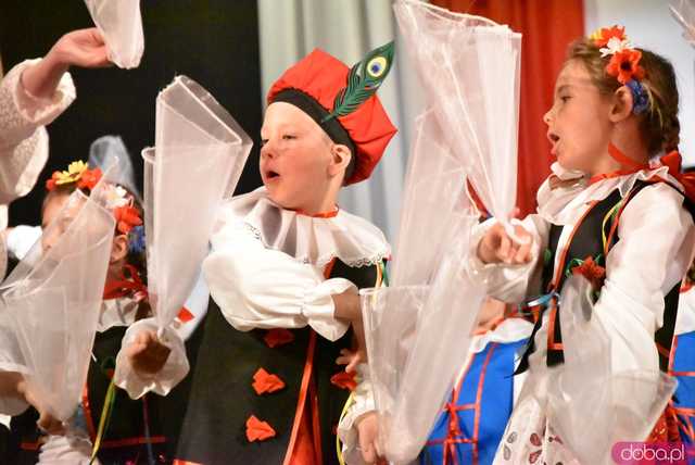 [FOTO] Pierwsza uroczystość z okazji Święta Konstytucji 3 maja za nami! Przedszkolaki z Ząbkowic oczarowali publiczność swoją akademią 
