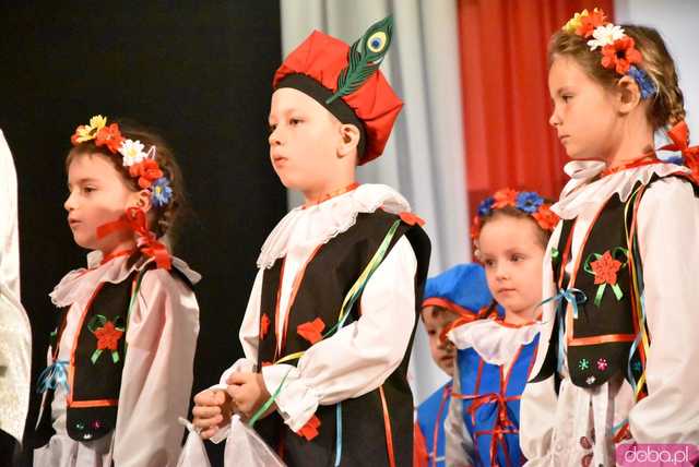 [FOTO] Pierwsza uroczystość z okazji Święta Konstytucji 3 maja za nami! Przedszkolaki z Ząbkowic oczarowali publiczność swoją akademią 