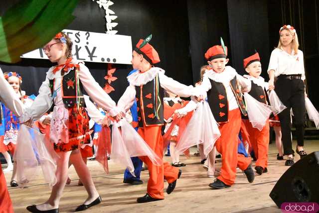[FOTO] Pierwsza uroczystość z okazji Święta Konstytucji 3 maja za nami! Przedszkolaki z Ząbkowic oczarowali publiczność swoją akademią 