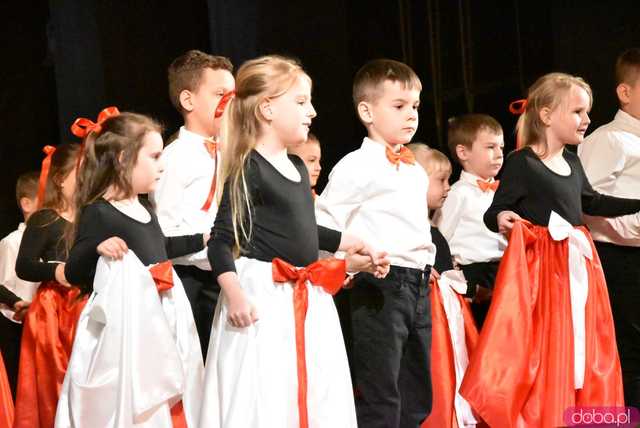 [FOTO] Pierwsza uroczystość z okazji Święta Konstytucji 3 maja za nami! Przedszkolaki z Ząbkowic oczarowali publiczność swoją akademią 