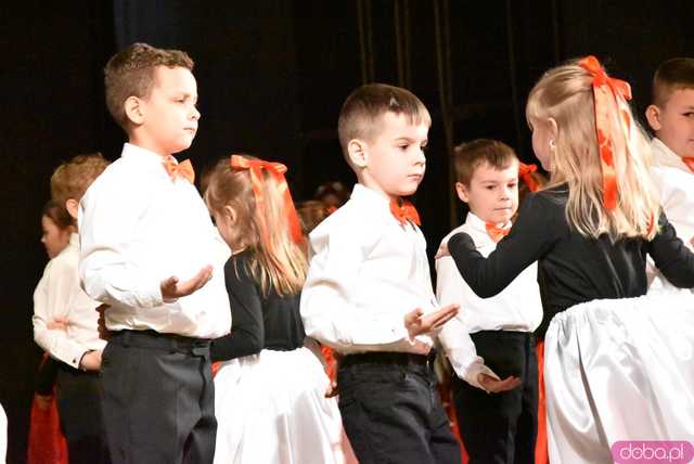 [FOTO] Pierwsza uroczystość z okazji Święta Konstytucji 3 maja za nami! Przedszkolaki z Ząbkowic oczarowali publiczność swoją akademią 