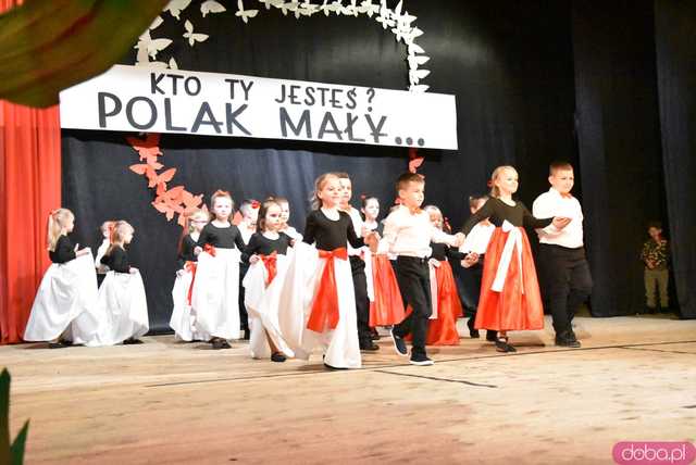 [FOTO] Pierwsza uroczystość z okazji Święta Konstytucji 3 maja za nami! Przedszkolaki z Ząbkowic oczarowali publiczność swoją akademią 