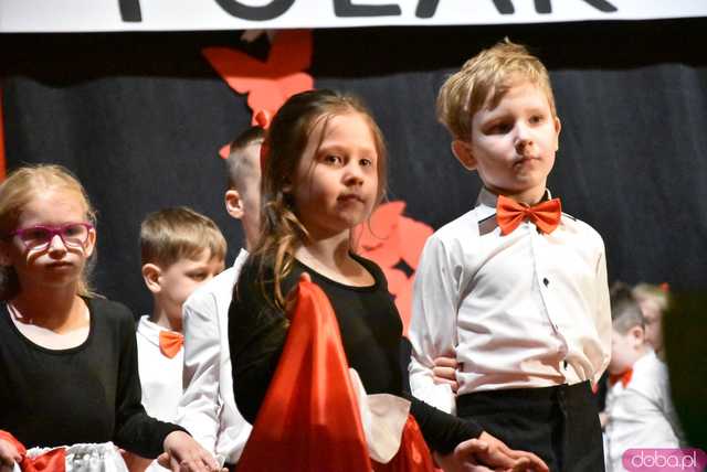 [FOTO] Pierwsza uroczystość z okazji Święta Konstytucji 3 maja za nami! Przedszkolaki z Ząbkowic oczarowali publiczność swoją akademią 