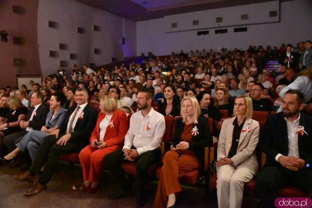 [FOTO] Pierwsza uroczystość z okazji Święta Konstytucji 3 maja za nami! Przedszkolaki z Ząbkowic oczarowali publiczność swoją akademią 