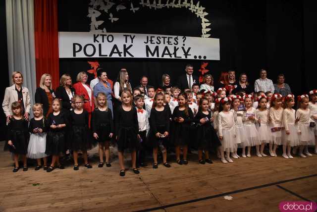 [FOTO] Pierwsza uroczystość z okazji Święta Konstytucji 3 maja za nami! Przedszkolaki z Ząbkowic oczarowali publiczność swoją akademią 