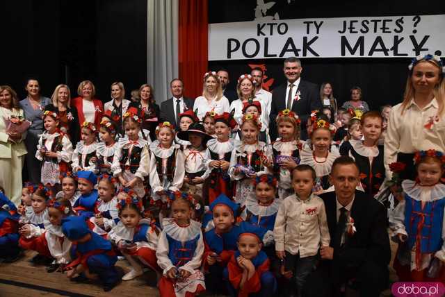 [FOTO] Pierwsza uroczystość z okazji Święta Konstytucji 3 maja za nami! Przedszkolaki z Ząbkowic oczarowali publiczność swoją akademią 