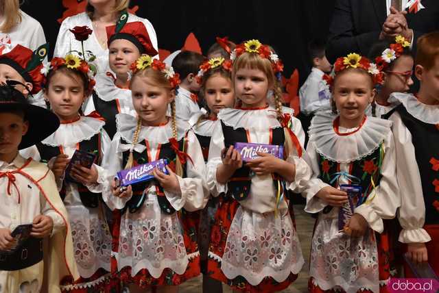 [FOTO] Pierwsza uroczystość z okazji Święta Konstytucji 3 maja za nami! Przedszkolaki z Ząbkowic oczarowali publiczność swoją akademią 