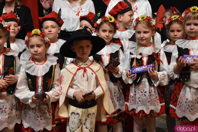 [FOTO] Pierwsza uroczystość z okazji Święta Konstytucji 3 maja za nami! Przedszkolaki z Ząbkowic oczarowali publiczność swoją akademią 