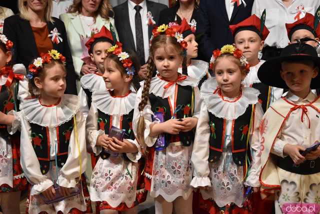 [FOTO] Pierwsza uroczystość z okazji Święta Konstytucji 3 maja za nami! Przedszkolaki z Ząbkowic oczarowali publiczność swoją akademią 
