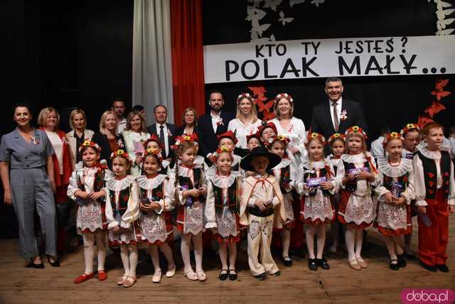 [FOTO] Pierwsza uroczystość z okazji Święta Konstytucji 3 maja za nami! Przedszkolaki z Ząbkowic oczarowali publiczność swoją akademią 