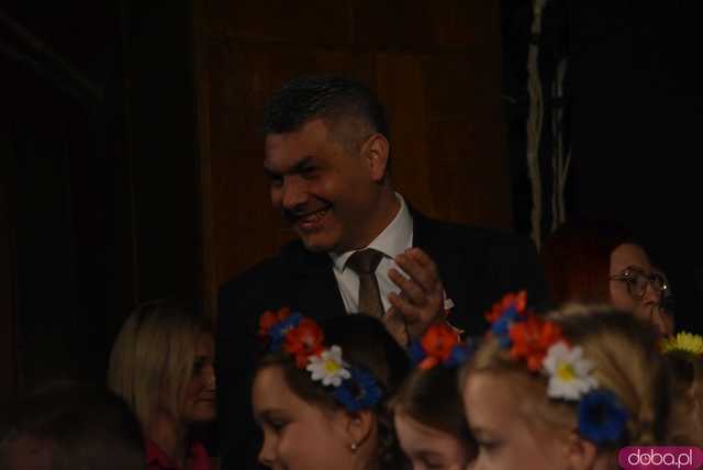 [FOTO] Pierwsza uroczystość z okazji Święta Konstytucji 3 maja za nami! Przedszkolaki z Ząbkowic oczarowali publiczność swoją akademią 