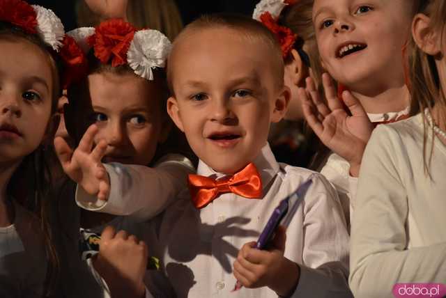 [FOTO] Pierwsza uroczystość z okazji Święta Konstytucji 3 maja za nami! Przedszkolaki z Ząbkowic oczarowali publiczność swoją akademią 