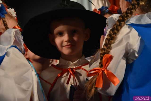 [FOTO] Pierwsza uroczystość z okazji Święta Konstytucji 3 maja za nami! Przedszkolaki z Ząbkowic oczarowali publiczność swoją akademią 