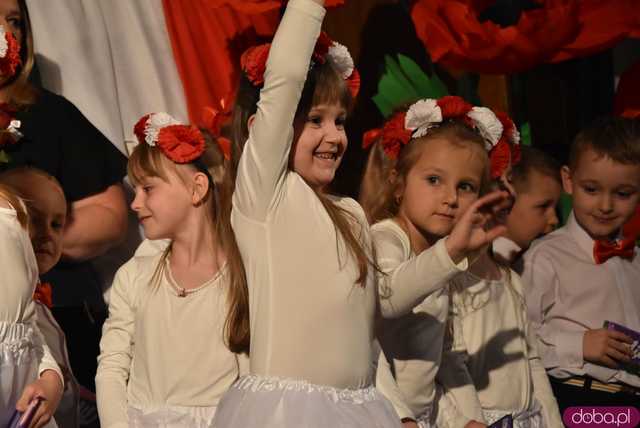 [FOTO] Pierwsza uroczystość z okazji Święta Konstytucji 3 maja za nami! Przedszkolaki z Ząbkowic oczarowali publiczność swoją akademią 