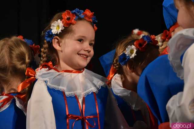 [FOTO] Pierwsza uroczystość z okazji Święta Konstytucji 3 maja za nami! Przedszkolaki z Ząbkowic oczarowali publiczność swoją akademią 