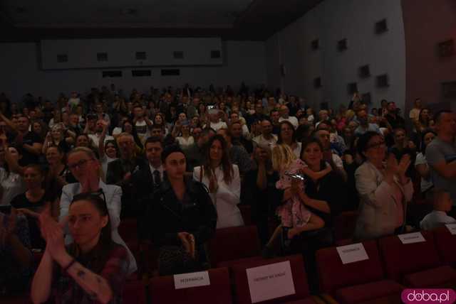[FOTO] Pierwsza uroczystość z okazji Święta Konstytucji 3 maja za nami! Przedszkolaki z Ząbkowic oczarowali publiczność swoją akademią 