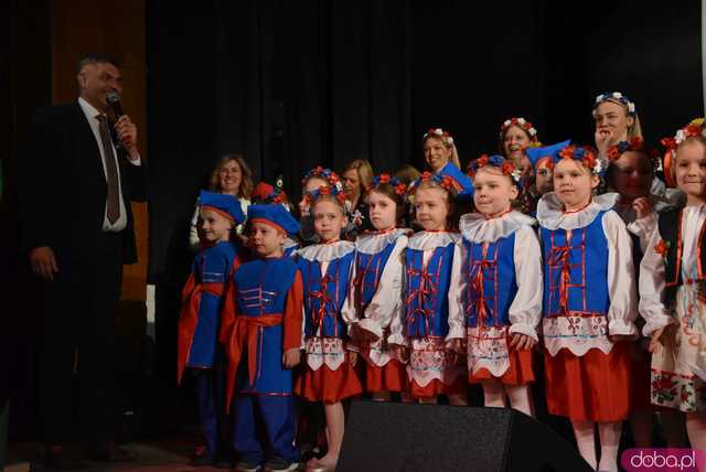 [FOTO] Pierwsza uroczystość z okazji Święta Konstytucji 3 maja za nami! Przedszkolaki z Ząbkowic oczarowali publiczność swoją akademią 