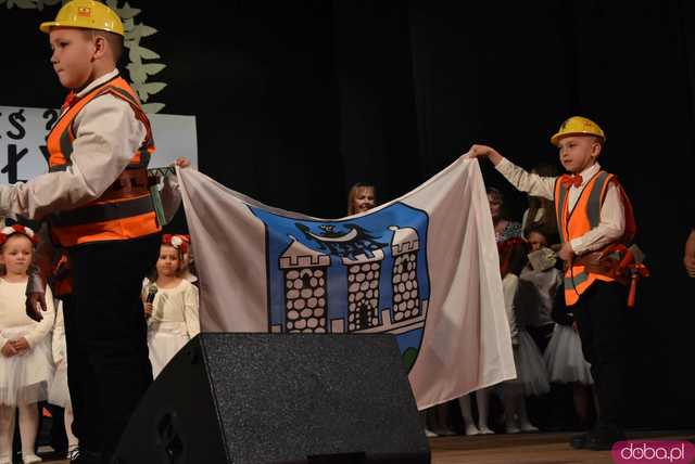 [FOTO] Pierwsza uroczystość z okazji Święta Konstytucji 3 maja za nami! Przedszkolaki z Ząbkowic oczarowali publiczność swoją akademią 