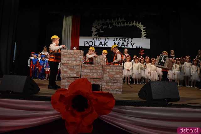 [FOTO] Pierwsza uroczystość z okazji Święta Konstytucji 3 maja za nami! Przedszkolaki z Ząbkowic oczarowali publiczność swoją akademią 