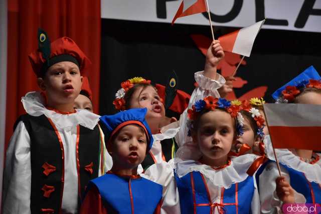 [FOTO] Pierwsza uroczystość z okazji Święta Konstytucji 3 maja za nami! Przedszkolaki z Ząbkowic oczarowali publiczność swoją akademią 