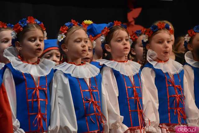 [FOTO] Pierwsza uroczystość z okazji Święta Konstytucji 3 maja za nami! Przedszkolaki z Ząbkowic oczarowali publiczność swoją akademią 