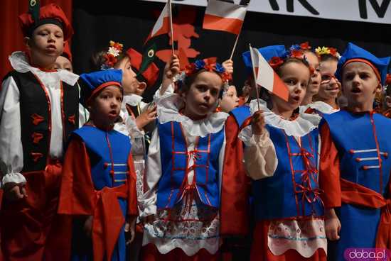 [FOTO] Pierwsza uroczystość z okazji Święta Konstytucji 3 maja za nami! Przedszkolaki z Ząbkowic oczarowali publiczność swoją akademią 