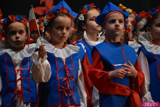 [FOTO] Pierwsza uroczystość z okazji Święta Konstytucji 3 maja za nami! Przedszkolaki z Ząbkowic oczarowali publiczność swoją akademią 