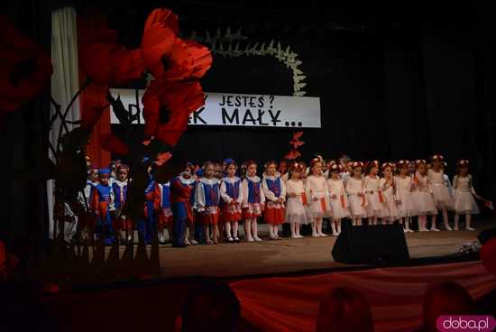 [FOTO] Pierwsza uroczystość z okazji Święta Konstytucji 3 maja za nami! Przedszkolaki z Ząbkowic oczarowali publiczność swoją akademią 