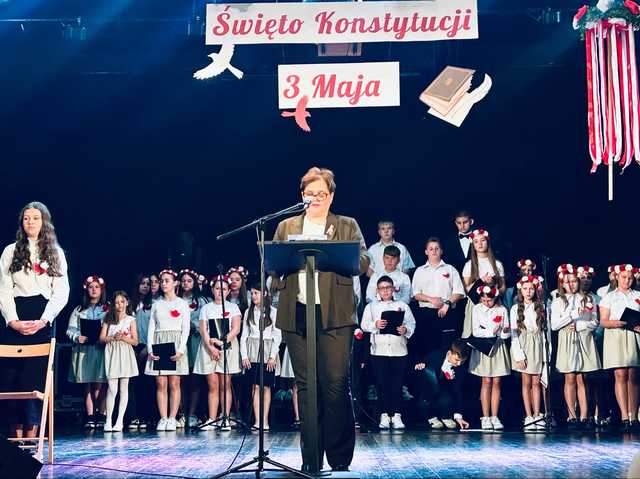 [FOTO] Uczniowie z Henrykowa przypomnieli o wartości Konstytucji 3 Maja