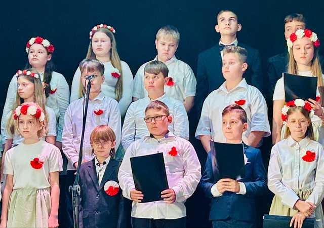 [FOTO] Uczniowie z Henrykowa przypomnieli o wartości Konstytucji 3 Maja
