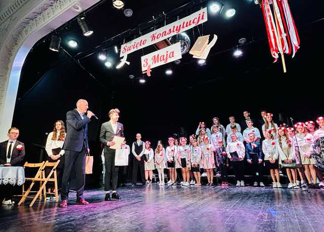 [FOTO] Uczniowie z Henrykowa przypomnieli o wartości Konstytucji 3 Maja