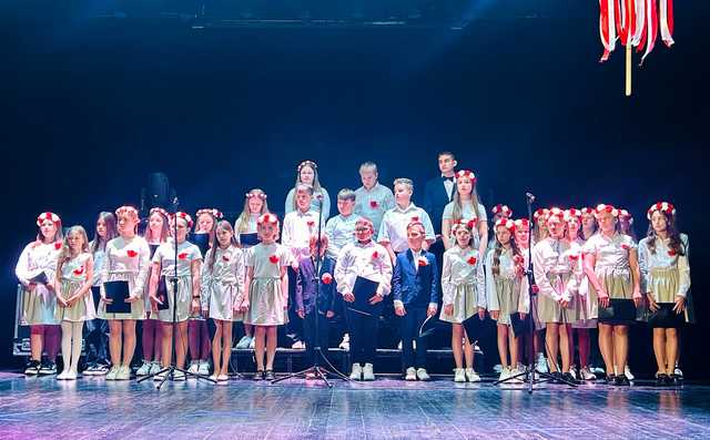 [FOTO] Uczniowie z Henrykowa przypomnieli o wartości Konstytucji 3 Maja