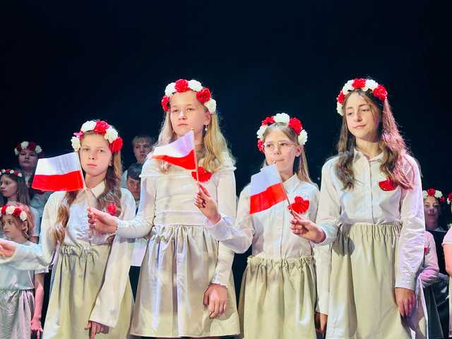 [FOTO] Uczniowie z Henrykowa przypomnieli o wartości Konstytucji 3 Maja