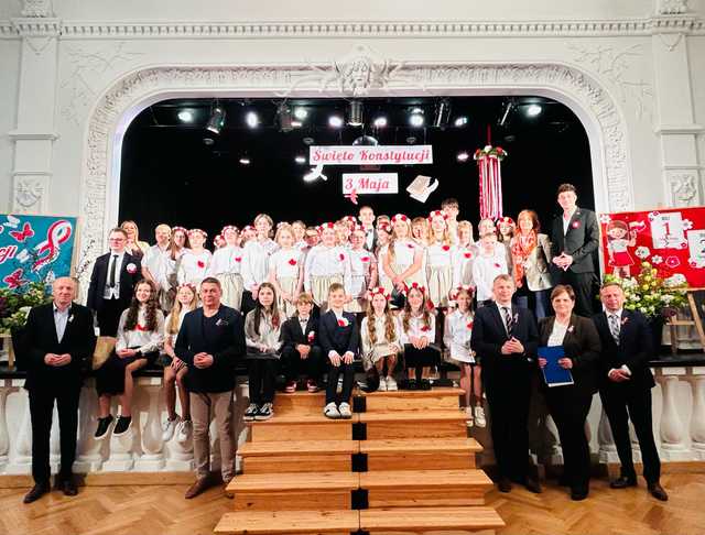 [FOTO] Uczniowie z Henrykowa przypomnieli o wartości Konstytucji 3 Maja