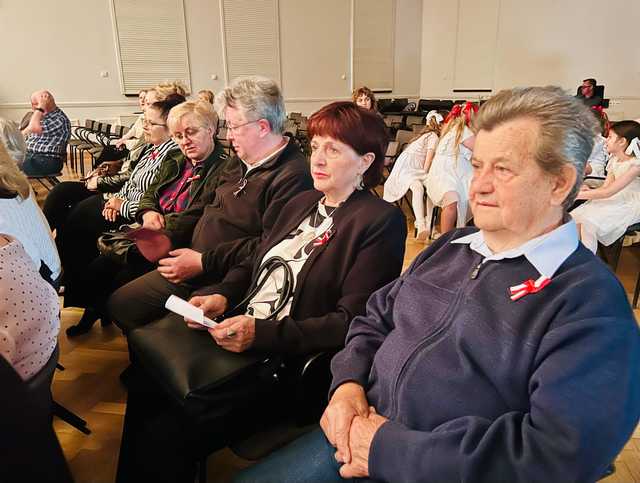 [FOTO] Uczniowie z Henrykowa przypomnieli o wartości Konstytucji 3 Maja