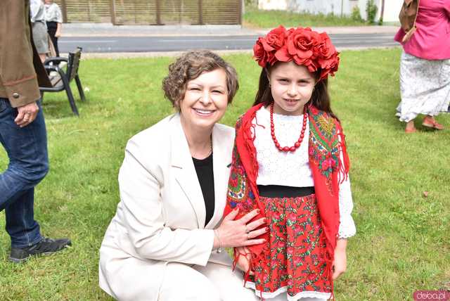 [FOTO] Gminne obchody święta Konstytucji 3 maja w Budzowie. Wójt gminy złożyła kwiaty pod pomnikiem poległym za Ojczyznę 
