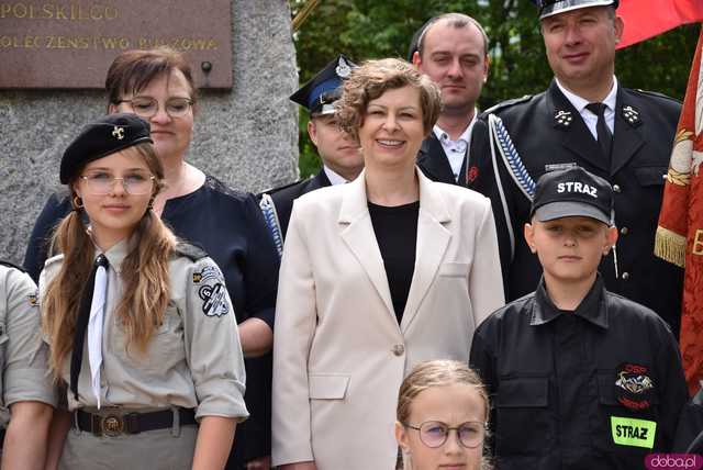 [FOTO] Gminne obchody święta Konstytucji 3 maja w Budzowie. Wójt gminy złożyła kwiaty pod pomnikiem poległym za Ojczyznę 
