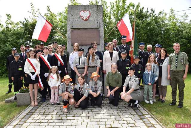 [FOTO] Gminne obchody święta Konstytucji 3 maja w Budzowie. Wójt gminy złożyła kwiaty pod pomnikiem poległym za Ojczyznę 