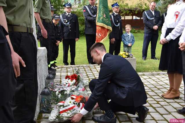 [FOTO] Gminne obchody święta Konstytucji 3 maja w Budzowie. Wójt gminy złożyła kwiaty pod pomnikiem poległym za Ojczyznę 