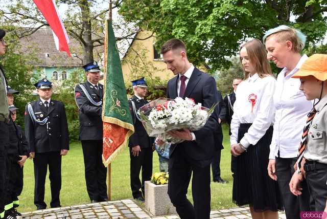 [FOTO] Gminne obchody święta Konstytucji 3 maja w Budzowie. Wójt gminy złożyła kwiaty pod pomnikiem poległym za Ojczyznę 