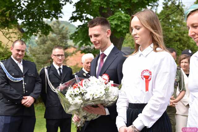 [FOTO] Gminne obchody święta Konstytucji 3 maja w Budzowie. Wójt gminy złożyła kwiaty pod pomnikiem poległym za Ojczyznę 