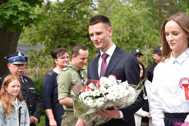 [FOTO] Gminne obchody święta Konstytucji 3 maja w Budzowie. Wójt gminy złożyła kwiaty pod pomnikiem poległym za Ojczyznę 